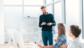 project manager explaining to employees a new strategy using a project plan and how to use easynote to help with project management skills