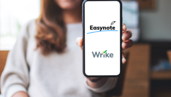 young businesswoman holding a easynote vs wrie written on her phone showing the comparison between the two tools